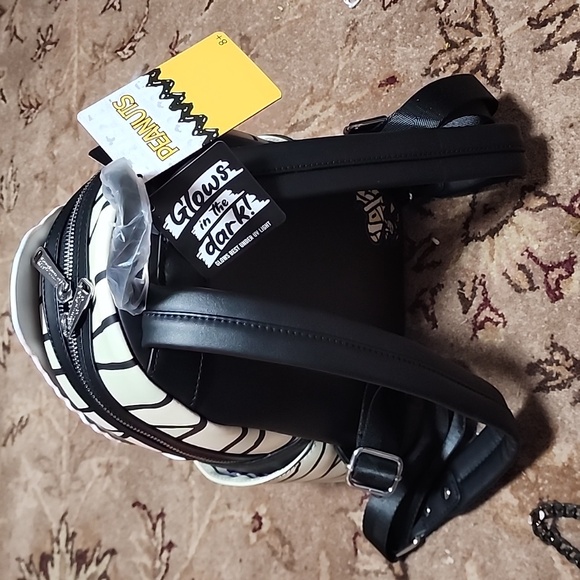 Snoopy loungefly backpack - Picture 2 of 2